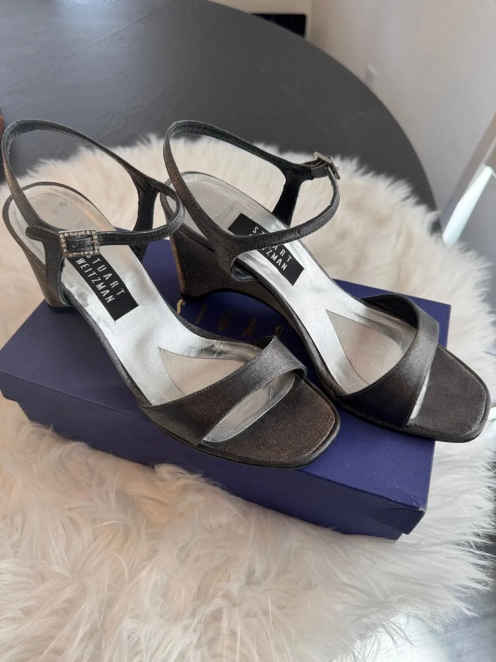 Stuart Weitzman “Glosensation” Pewter Matte Lame Wedge Sandals size 9 - Picture 15 of 15